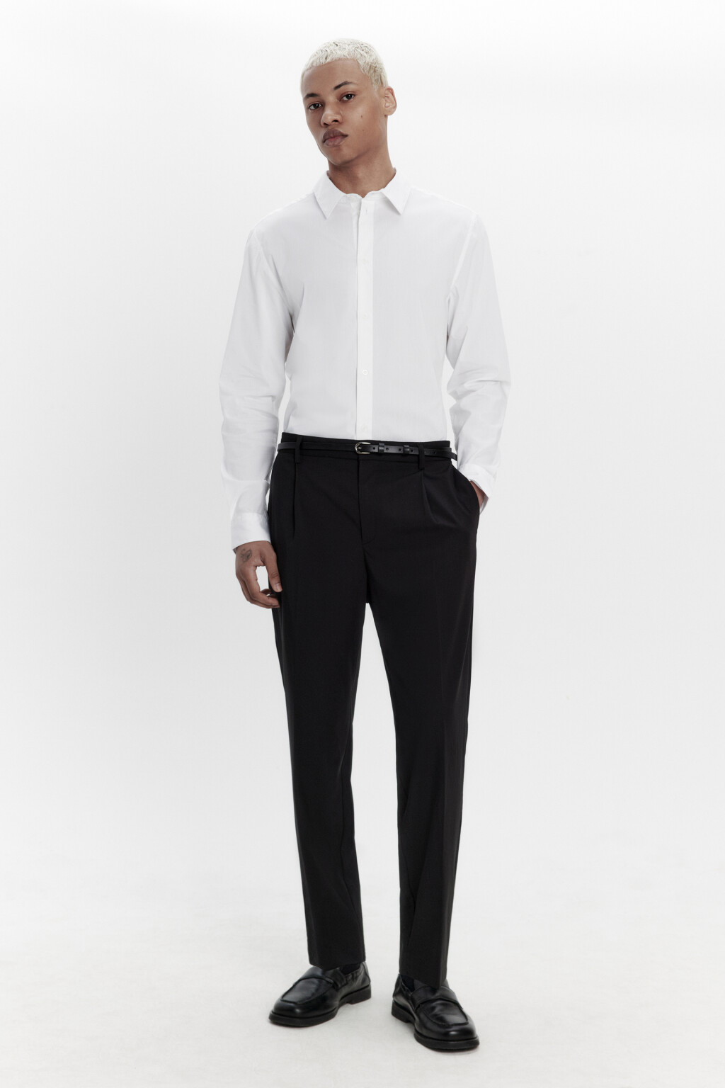 Брюки костюмные со складками на поясе - цвет черный - 4