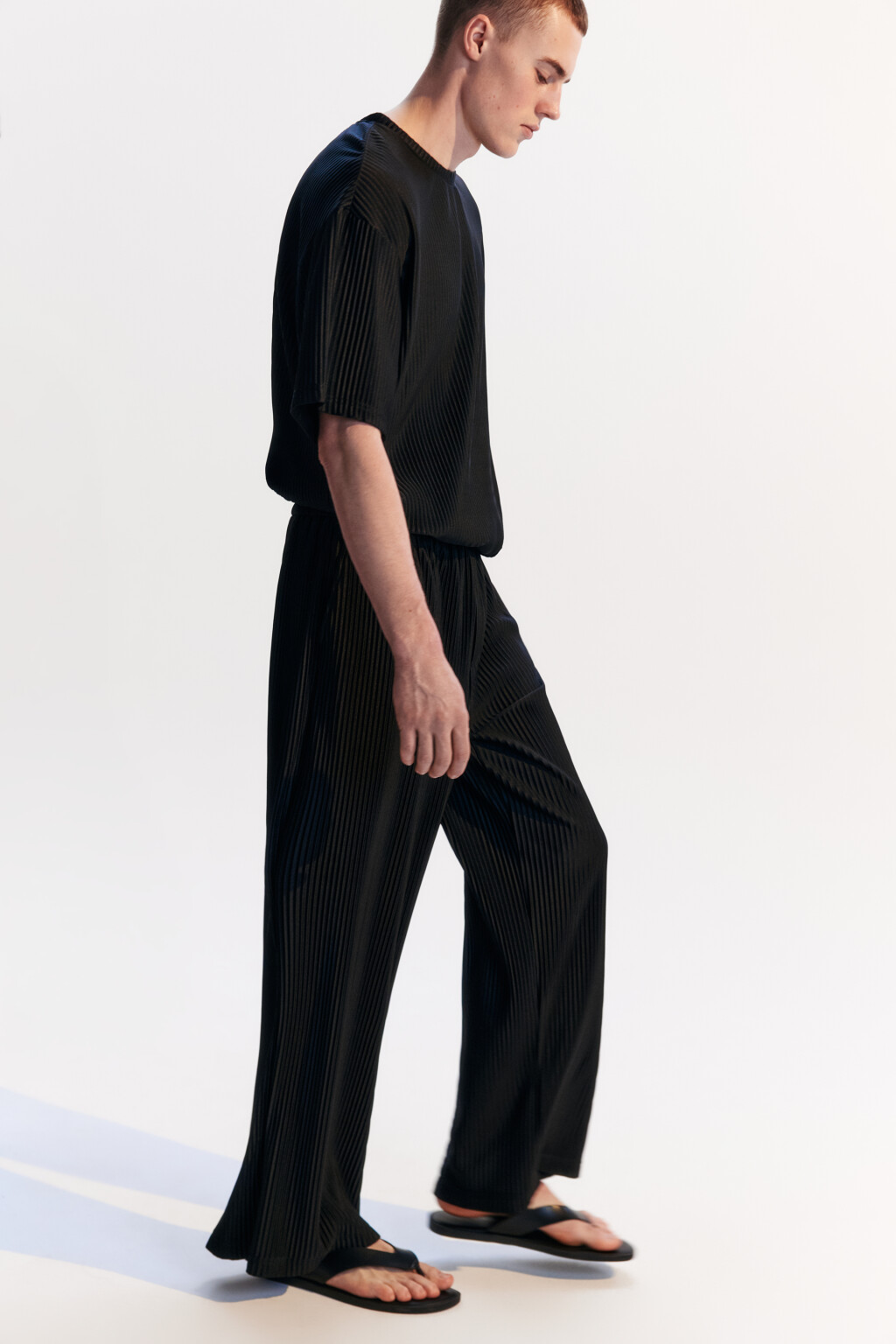 Брюки широкие из ткани в рубчик - цвет черный - 1