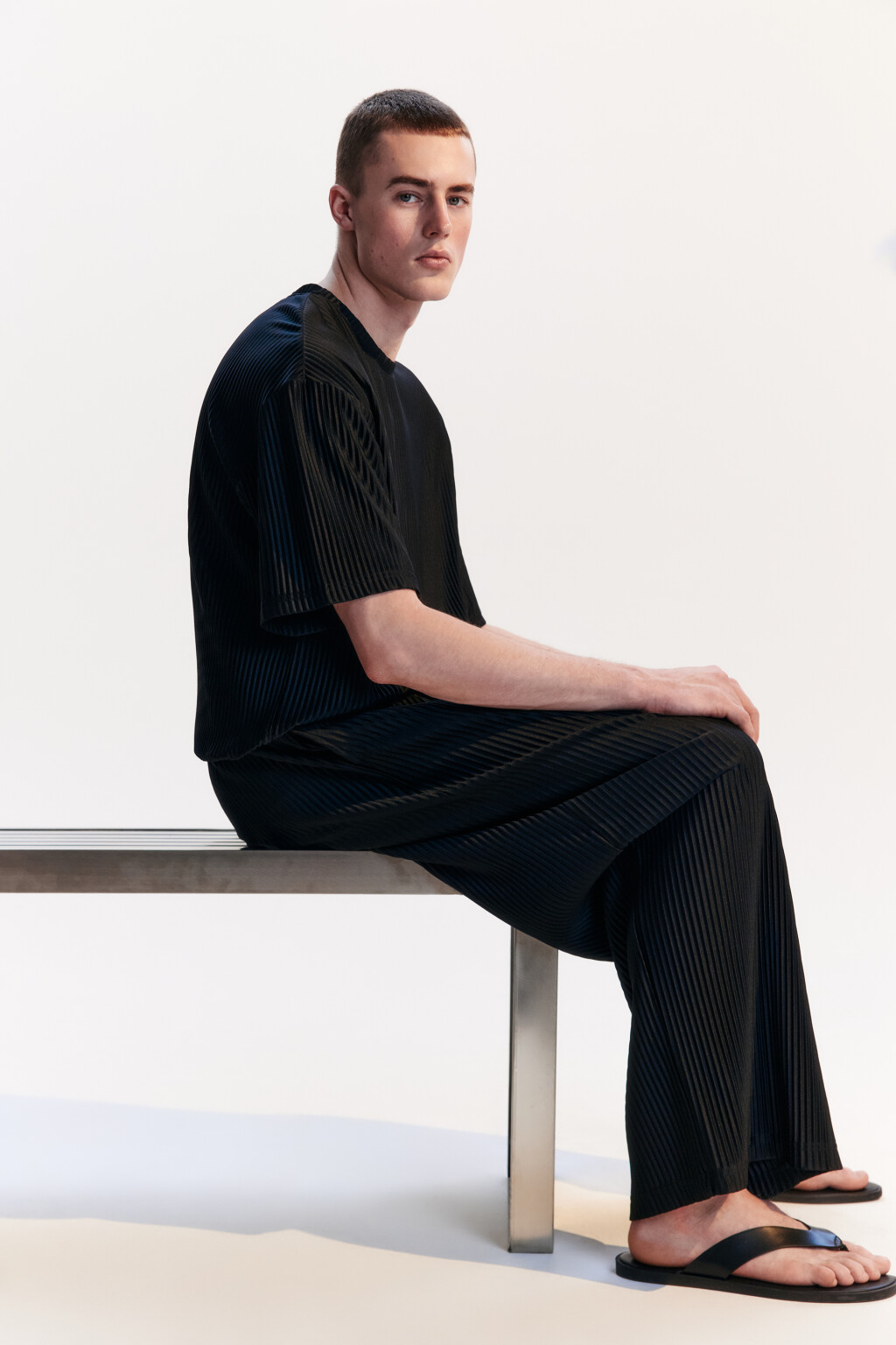 Брюки широкие из ткани в рубчик - цвет черный - 2