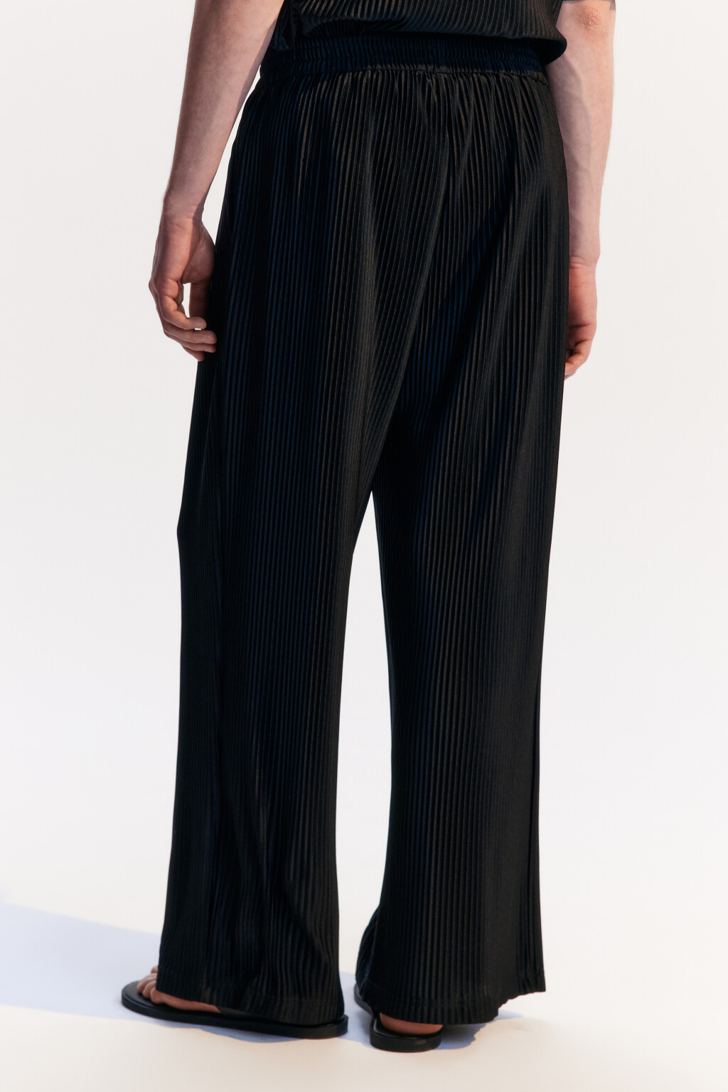 Брюки широкие из ткани в рубчик - цвет черный - 4