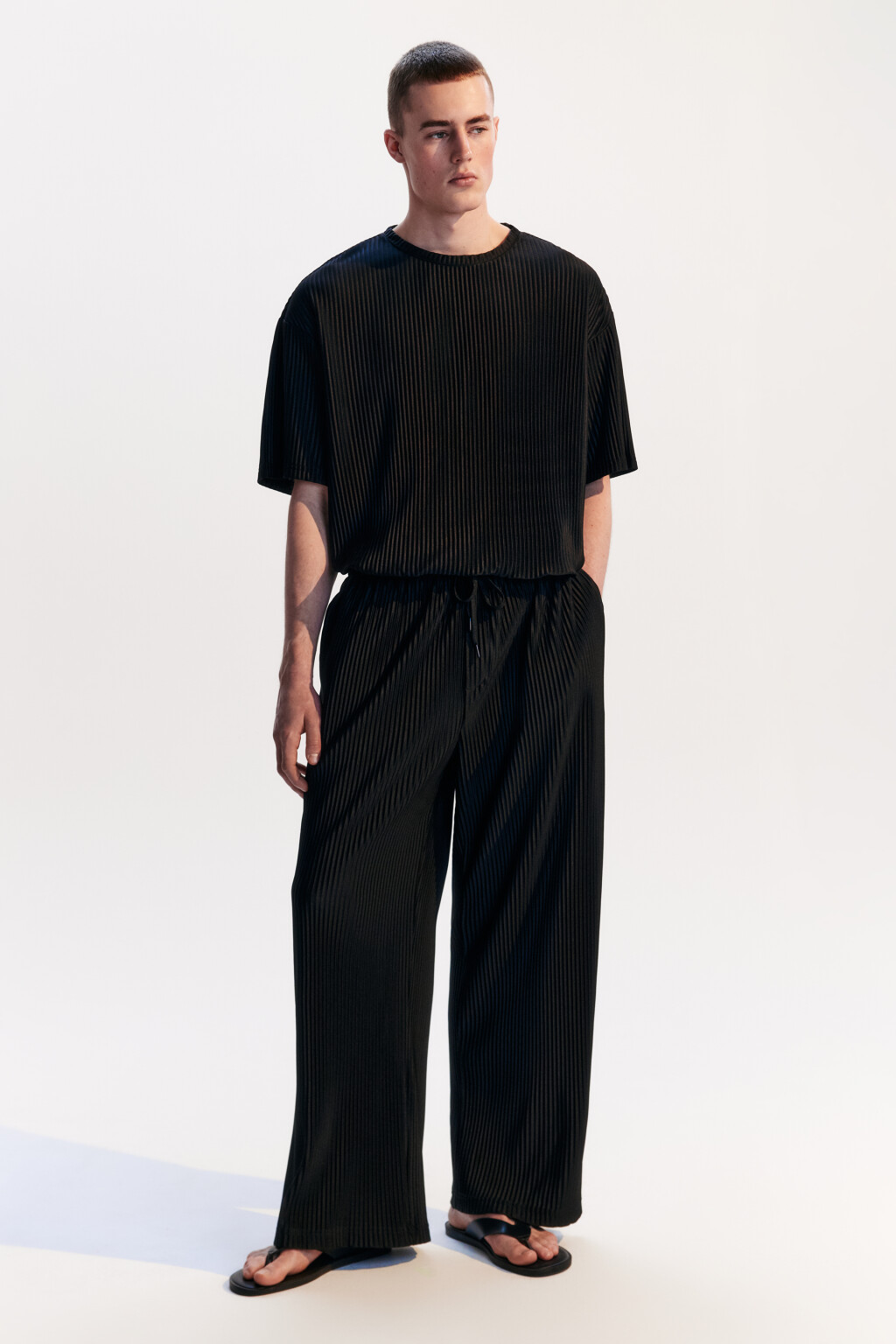 Брюки широкие из ткани в рубчик - цвет черный - 5