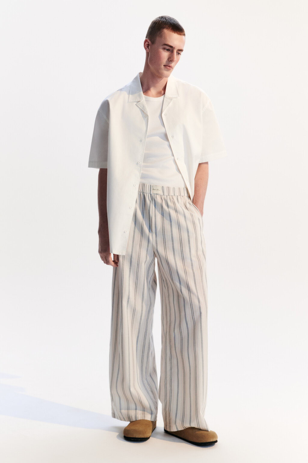 Брюки в полоску в пижамном стиле - цвет бежевый - 4