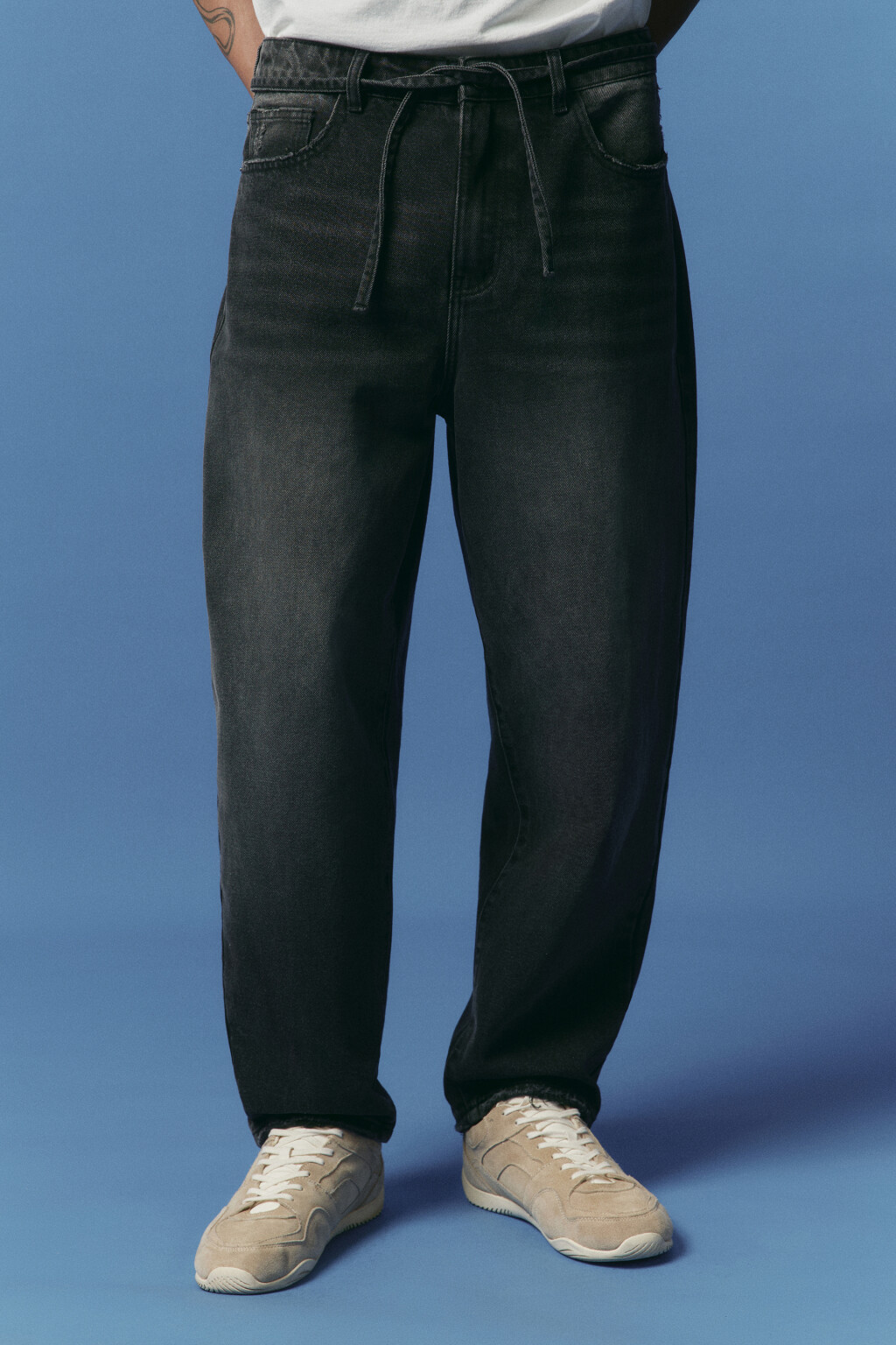 Джинсы-бананы со шнурком в поясе - цвет серый - 2