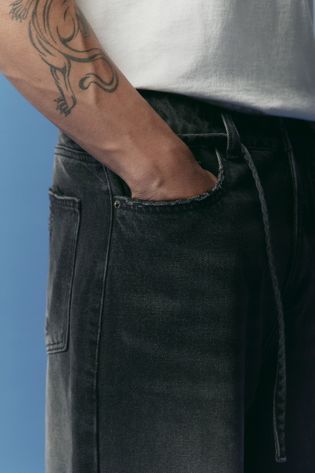 Джинсы-бананы со шнурком в поясе - цвет серый - 6