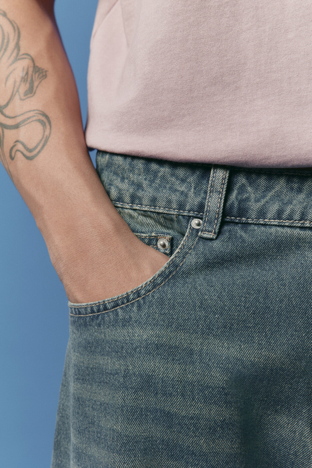 Джинсы широкие с вареным эффектом - цвет голубой - 7