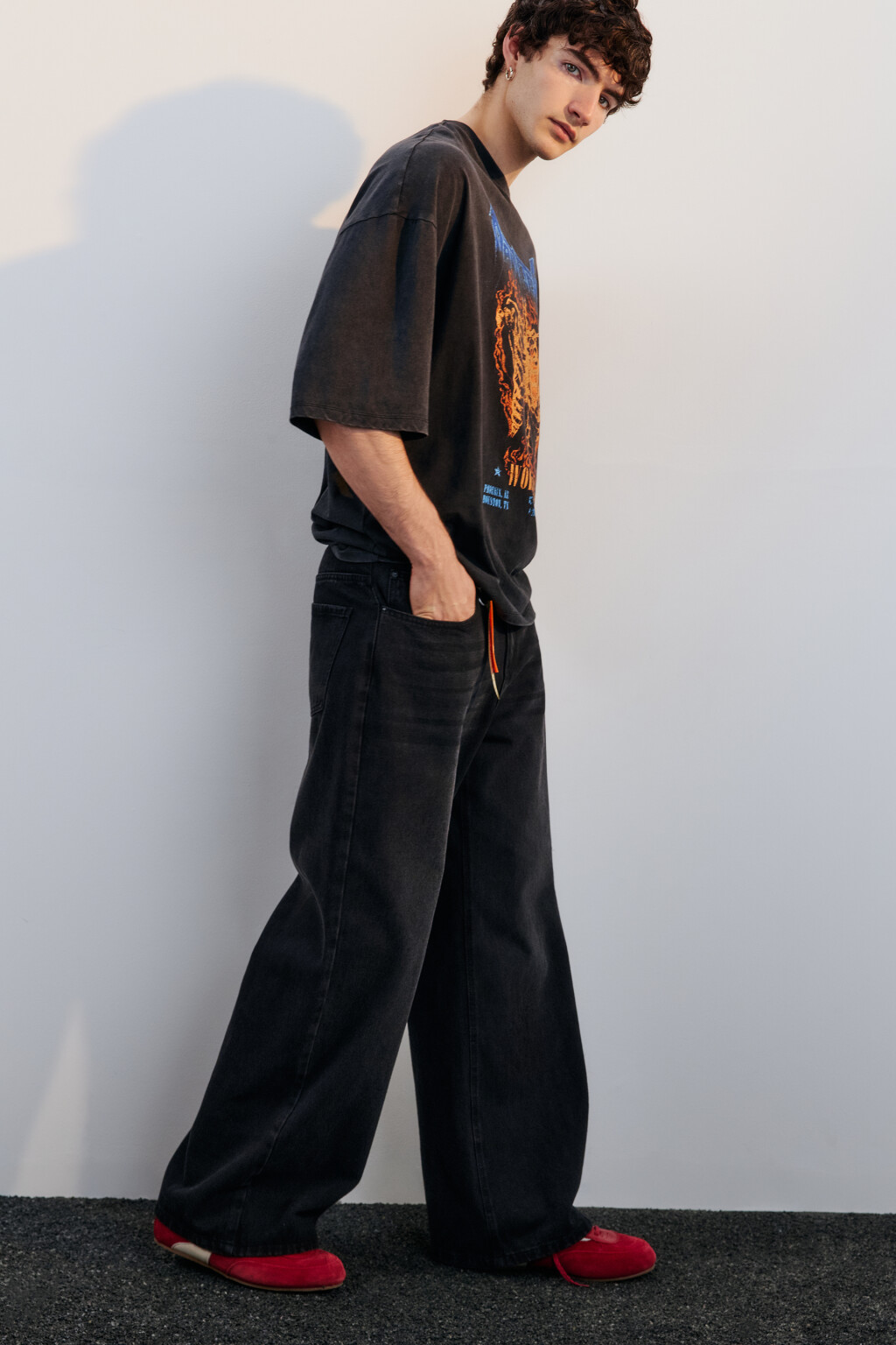 Джинсы широкие вареные с брелоком - цвет черный - 2