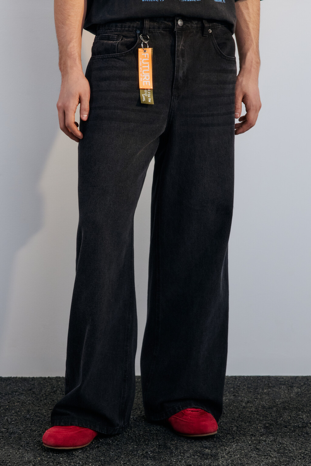 Джинсы широкие вареные с брелоком - цвет черный - 3