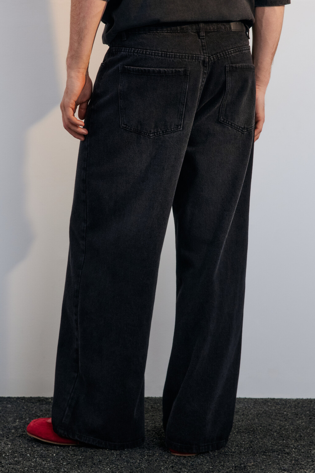 Джинсы широкие вареные с брелоком - цвет черный - 4