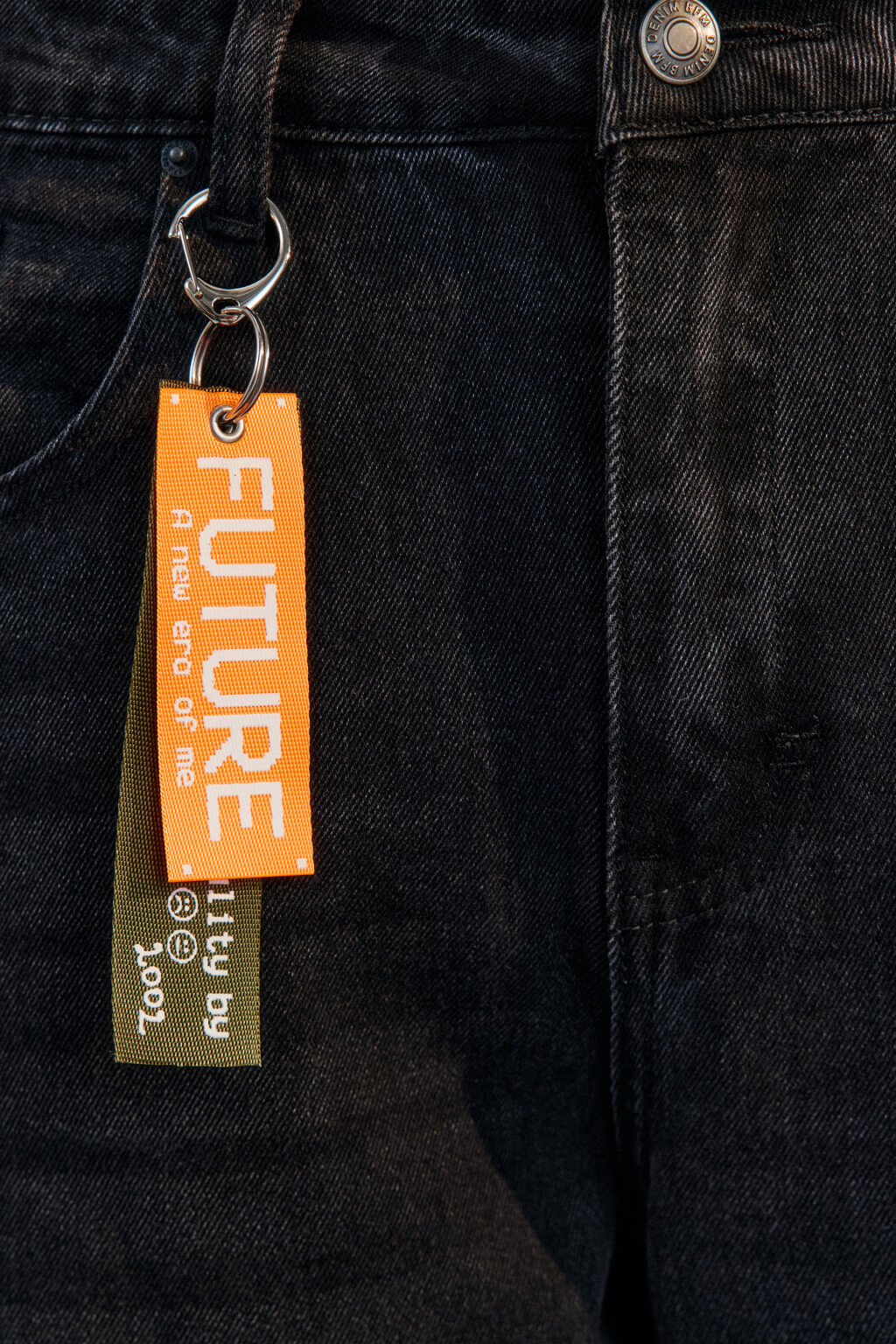 Джинсы широкие вареные с брелоком - цвет черный - 6