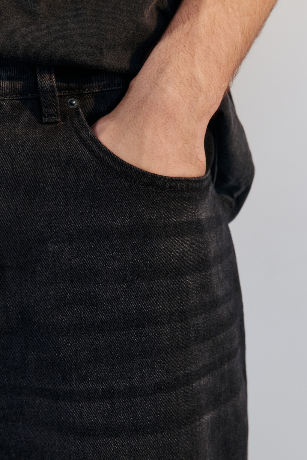 Джинсы широкие вареные с брелоком - цвет черный - 7