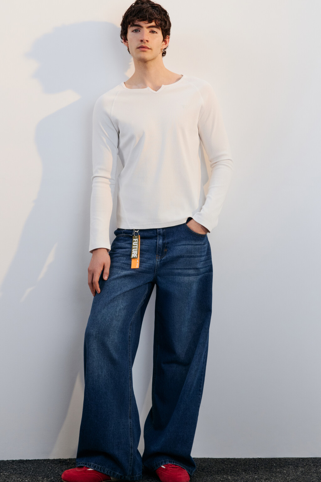 Джинсы широкие с брелоком - цвет синий - 2