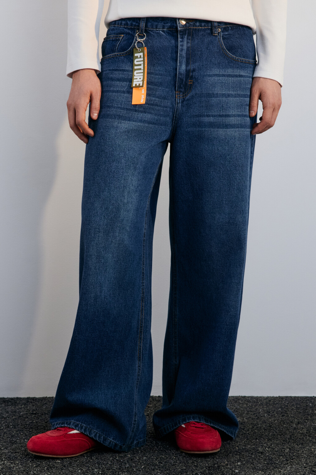 Джинсы широкие с брелоком - цвет синий - 3