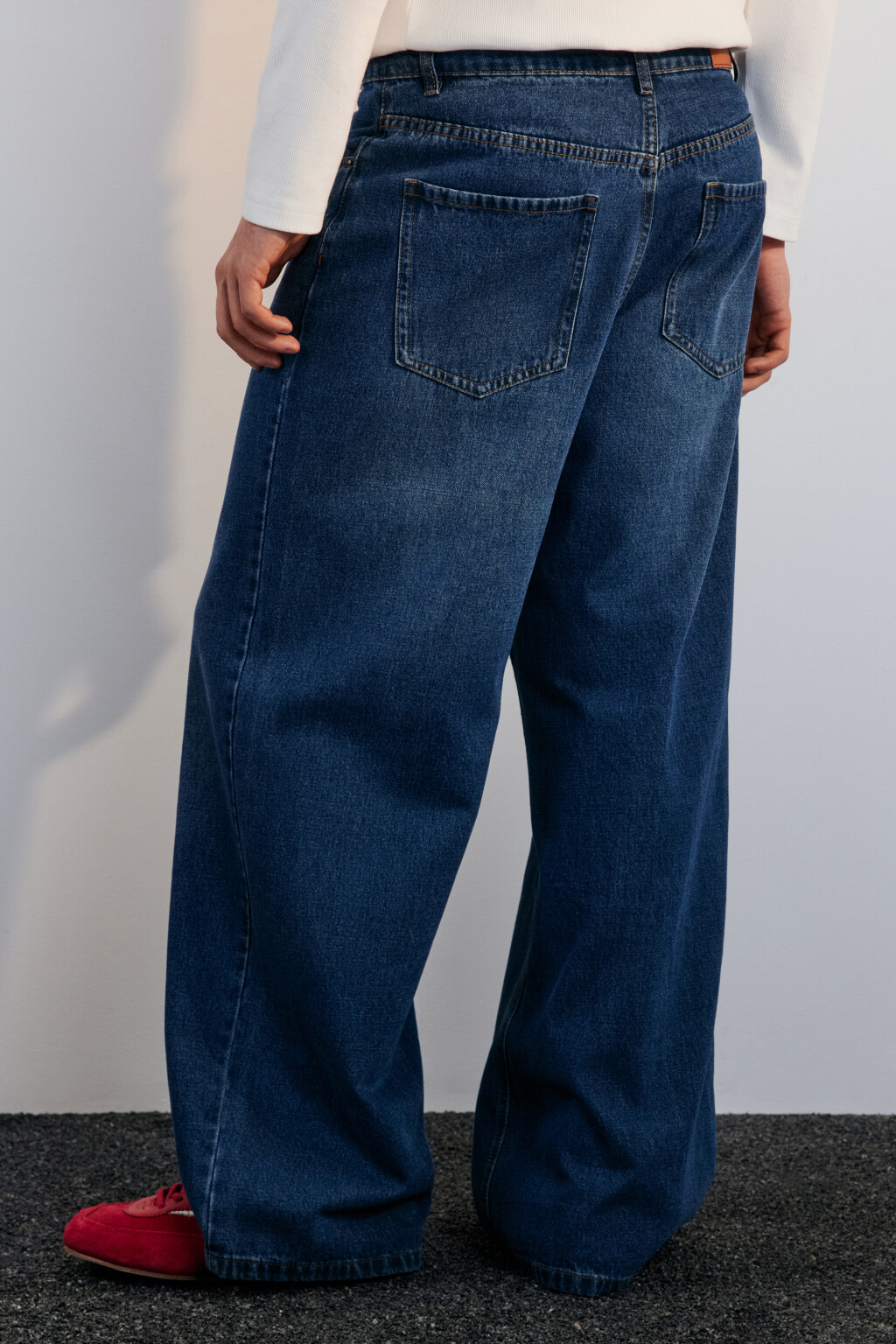 Джинсы широкие с брелоком - цвет синий - 4