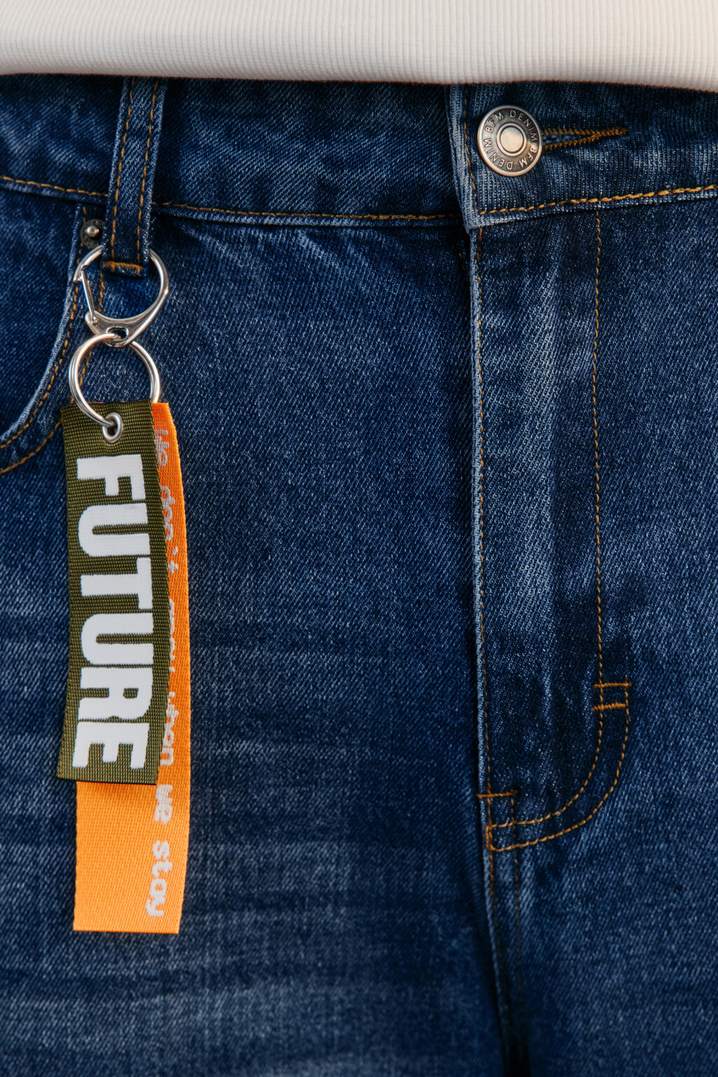 Джинсы широкие с брелоком - цвет синий - 6