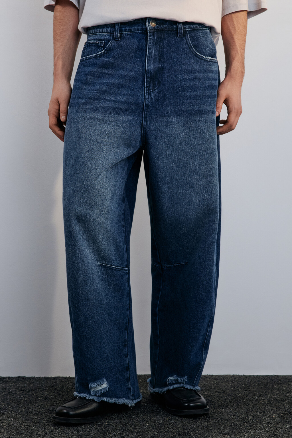 Джинсы широкие рваные с обрезанными краями - цвет синий - 2