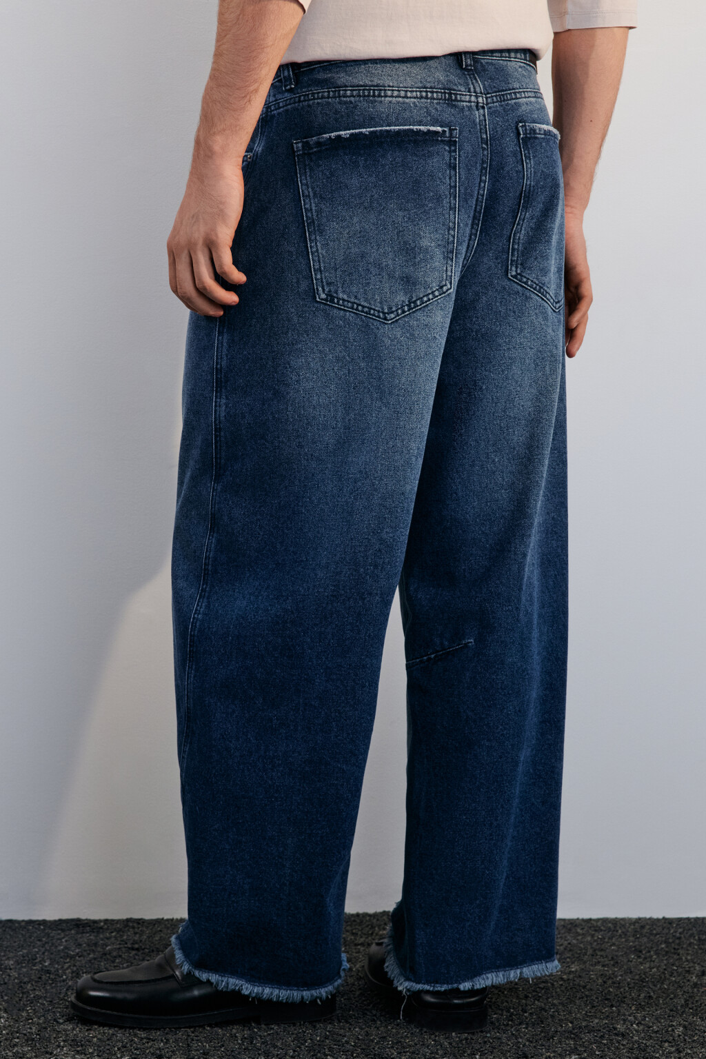 Джинсы широкие рваные с обрезанными краями - цвет синий - 3