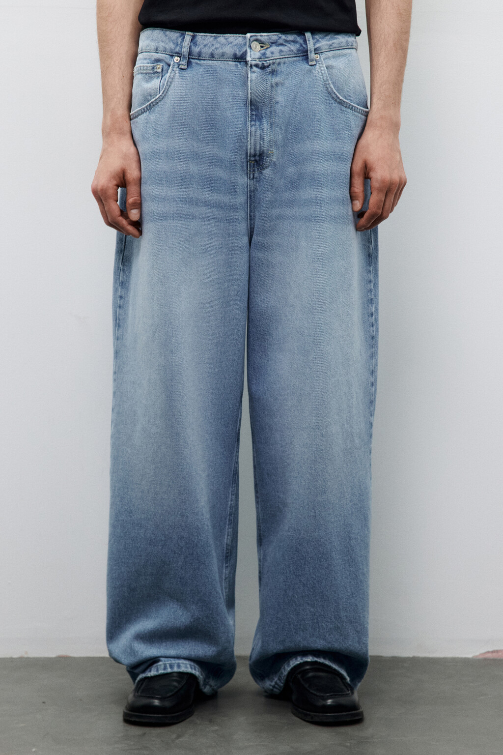 Джинсы широкие с вареным эффектом - цвет голубой - 2