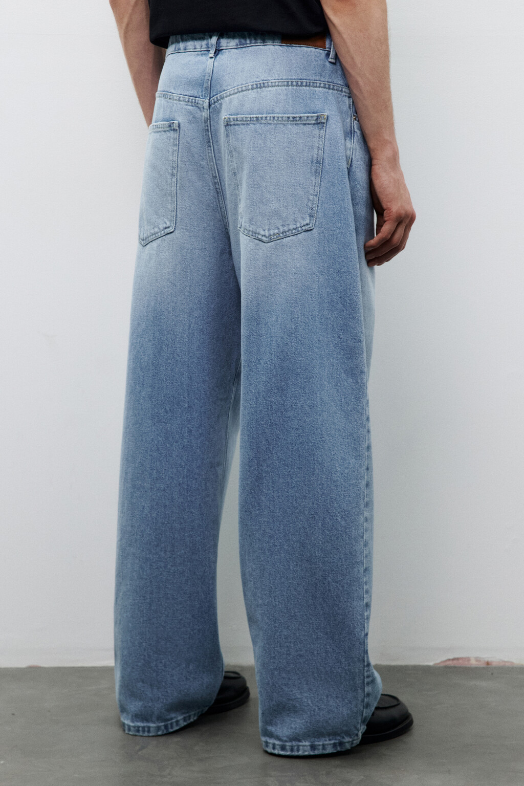 Джинсы широкие с вареным эффектом - цвет голубой - 3