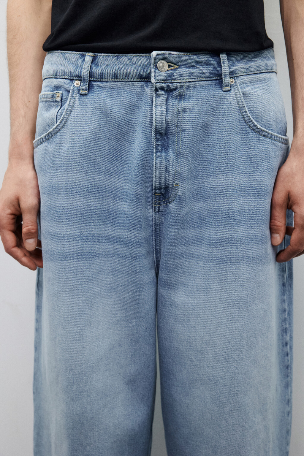 Джинсы широкие с вареным эффектом - цвет голубой - 5