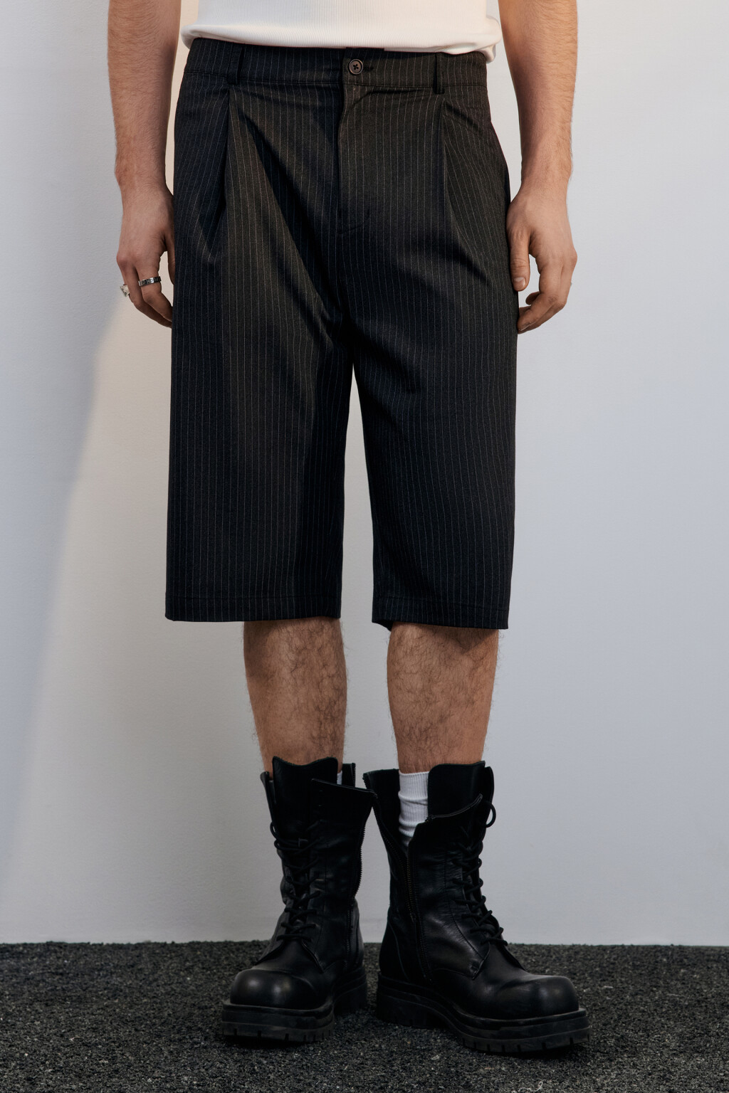 Шорты-бермуды костюмные в полоску - цвет серый - 2