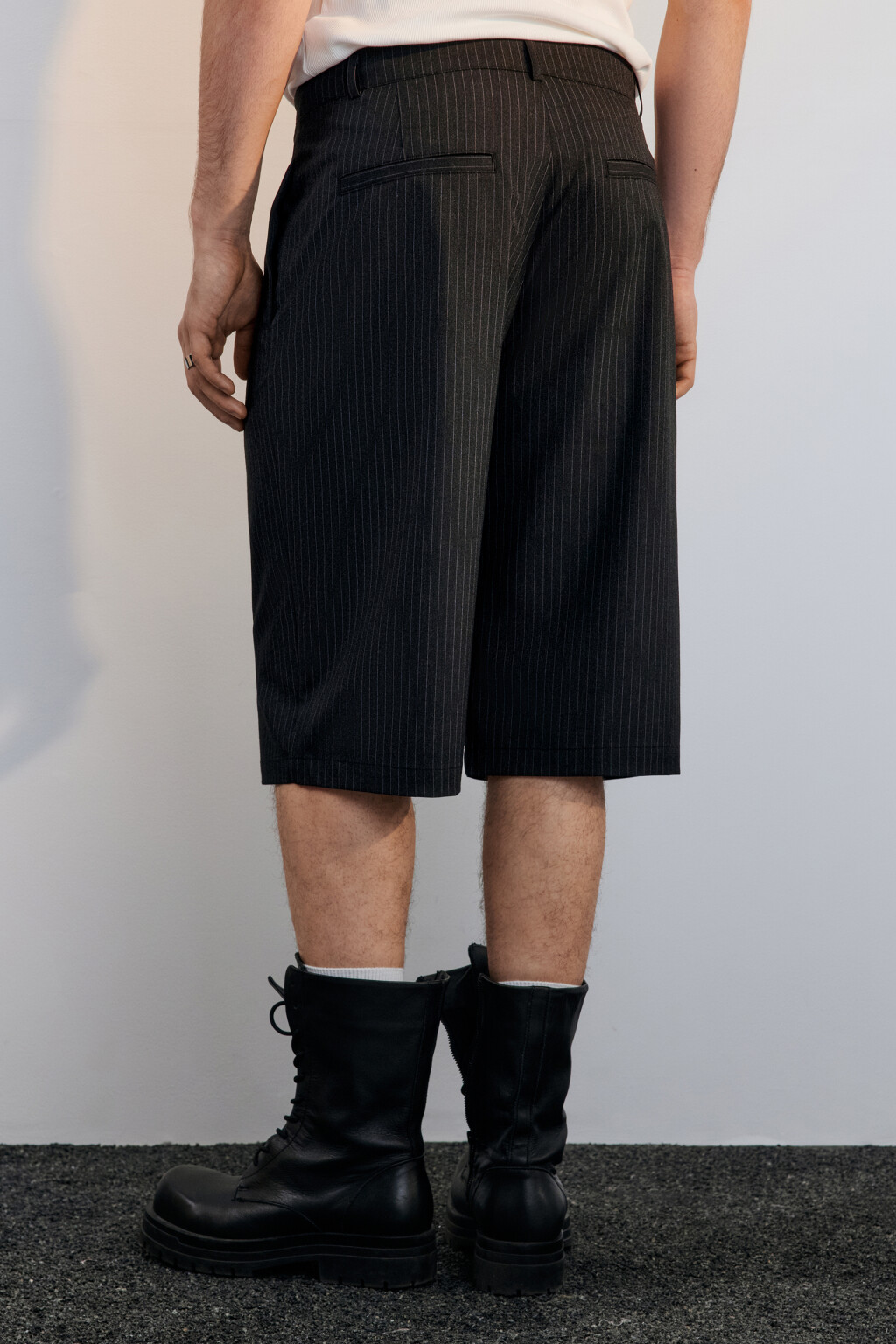 Шорты-бермуды костюмные в полоску - цвет серый - 3