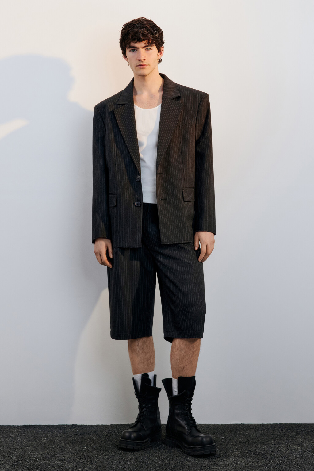 Шорты-бермуды костюмные в полоску - цвет серый - 4