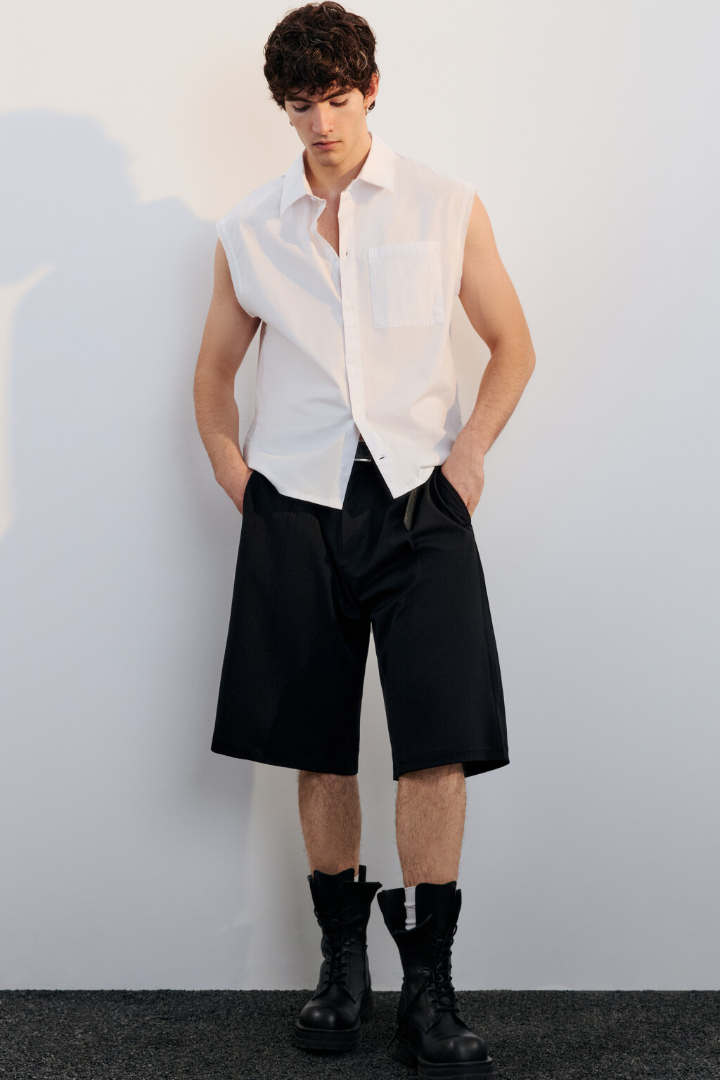 Шорты-бермуды костюмные со складками - цвет черный - 1