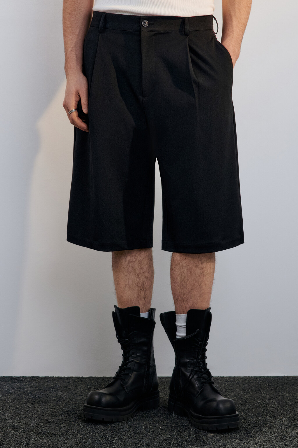 Шорты-бермуды костюмные со складками - цвет черный - 2