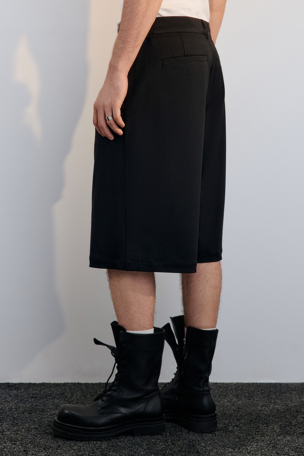 Шорты-бермуды костюмные со складками - цвет черный - 3