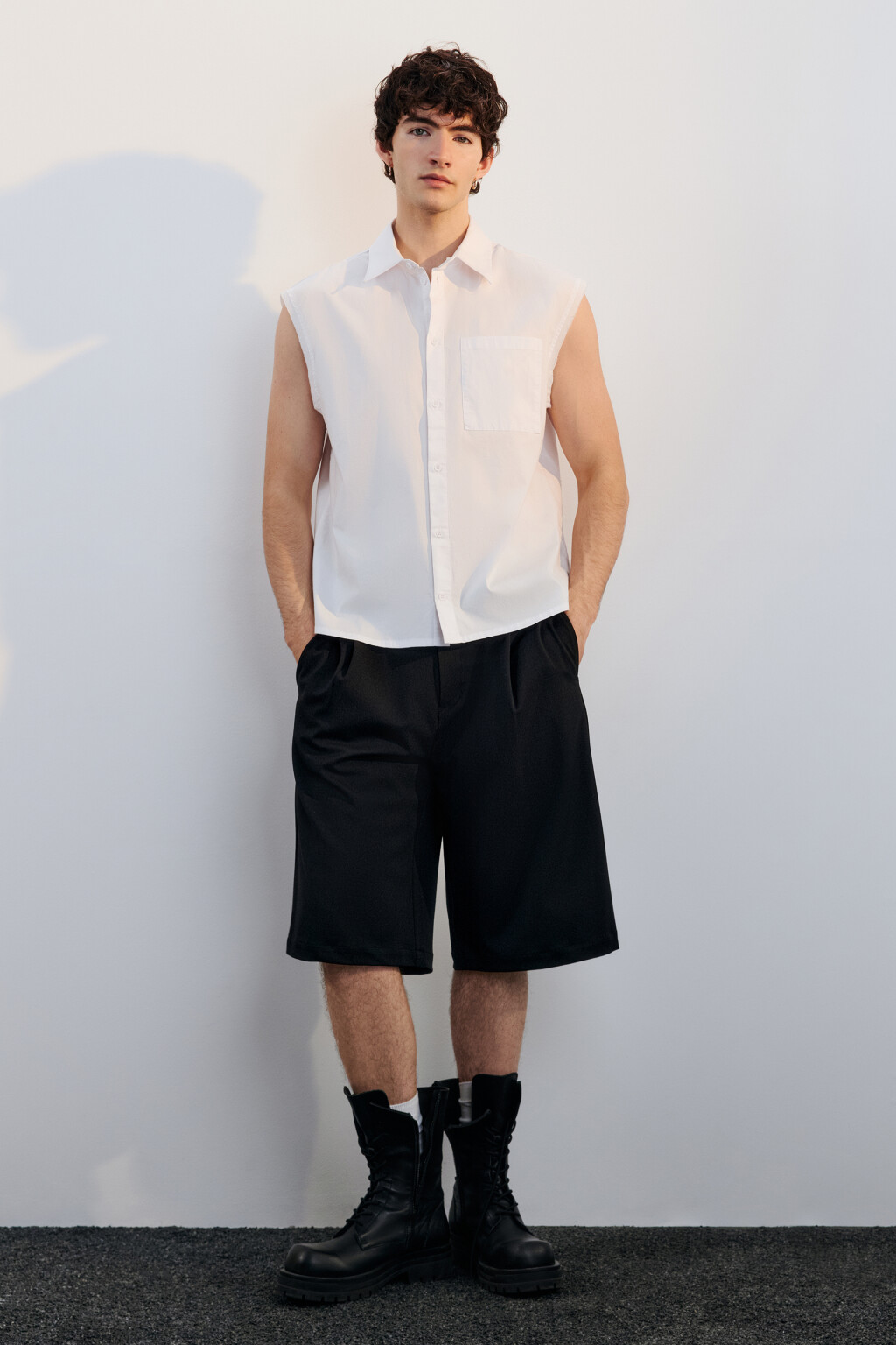 Шорты-бермуды костюмные со складками - цвет черный - 4