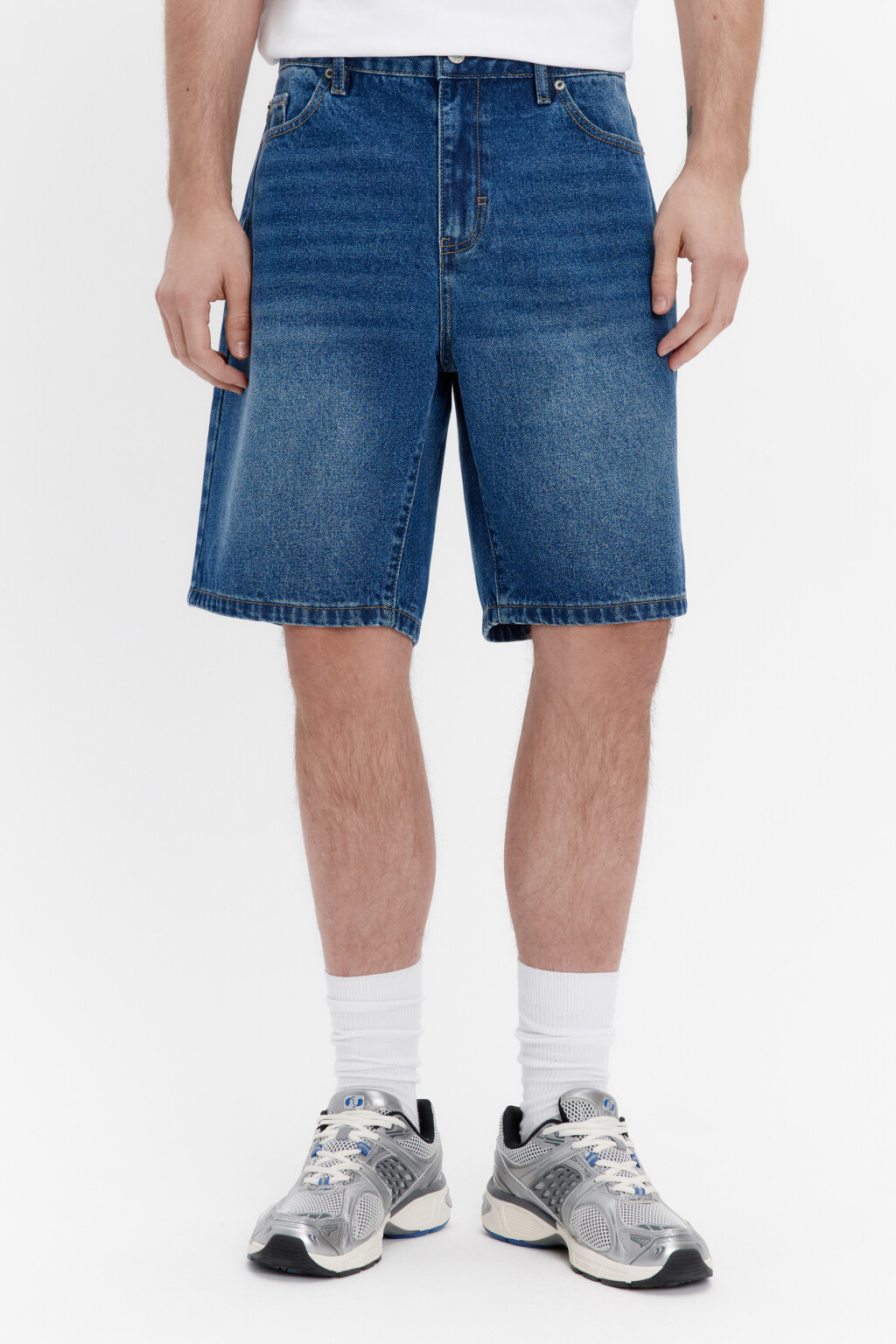 Шорты джинсовые с вареным эффектом - цвет голубой - 2