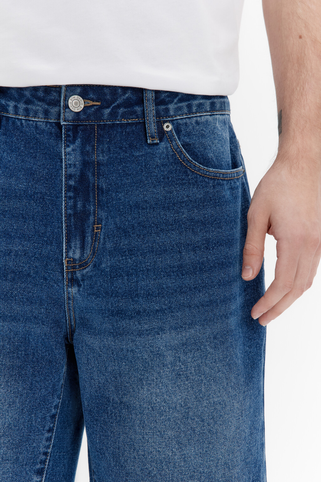 Шорты джинсовые с вареным эффектом - цвет голубой - 5