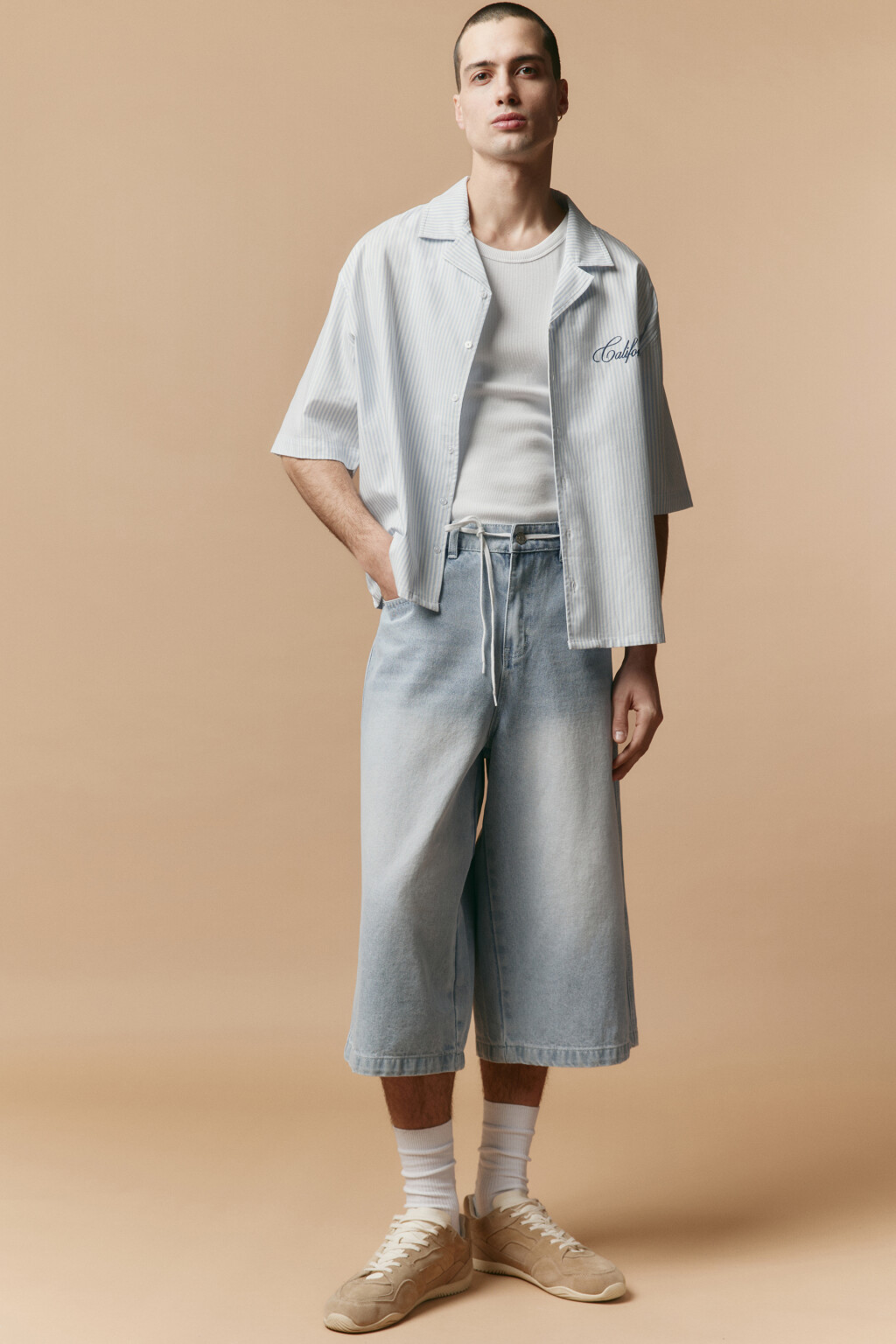 Шорты-бриджи джинсовые с вареным эффектом - цвет голубой - 2