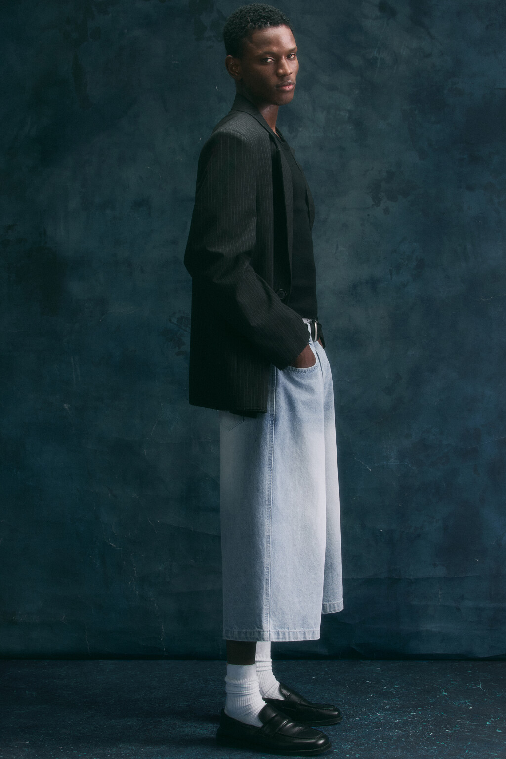 Шорты-бриджи джинсовые с вареным эффектом - цвет голубой - 1