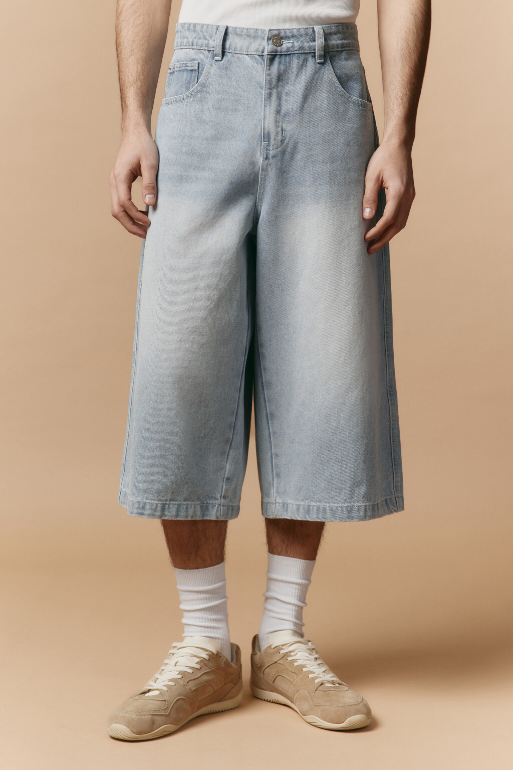 Шорты-бриджи джинсовые с вареным эффектом - цвет голубой - 3