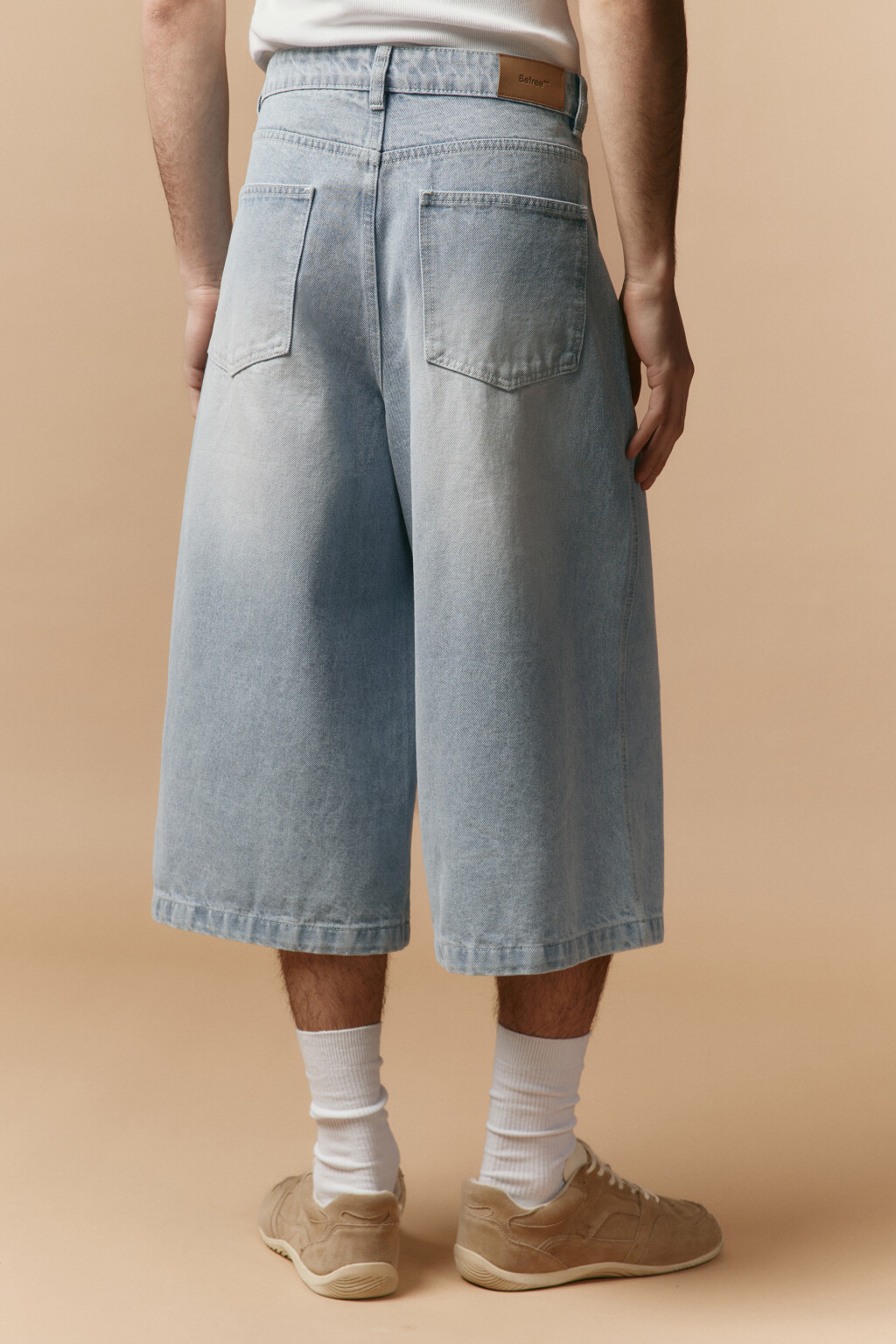 Шорты-бриджи джинсовые с вареным эффектом - цвет голубой - 4