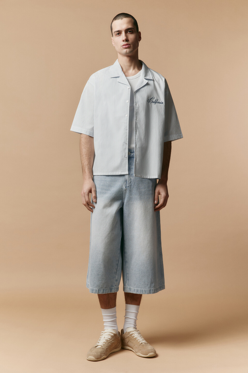 Шорты-бриджи джинсовые с вареным эффектом - цвет голубой - 5