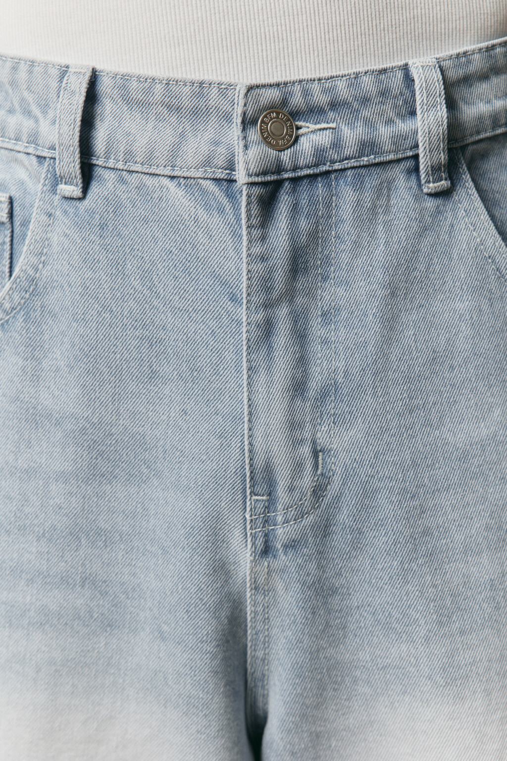 Шорты-бриджи джинсовые с вареным эффектом - цвет голубой - 6