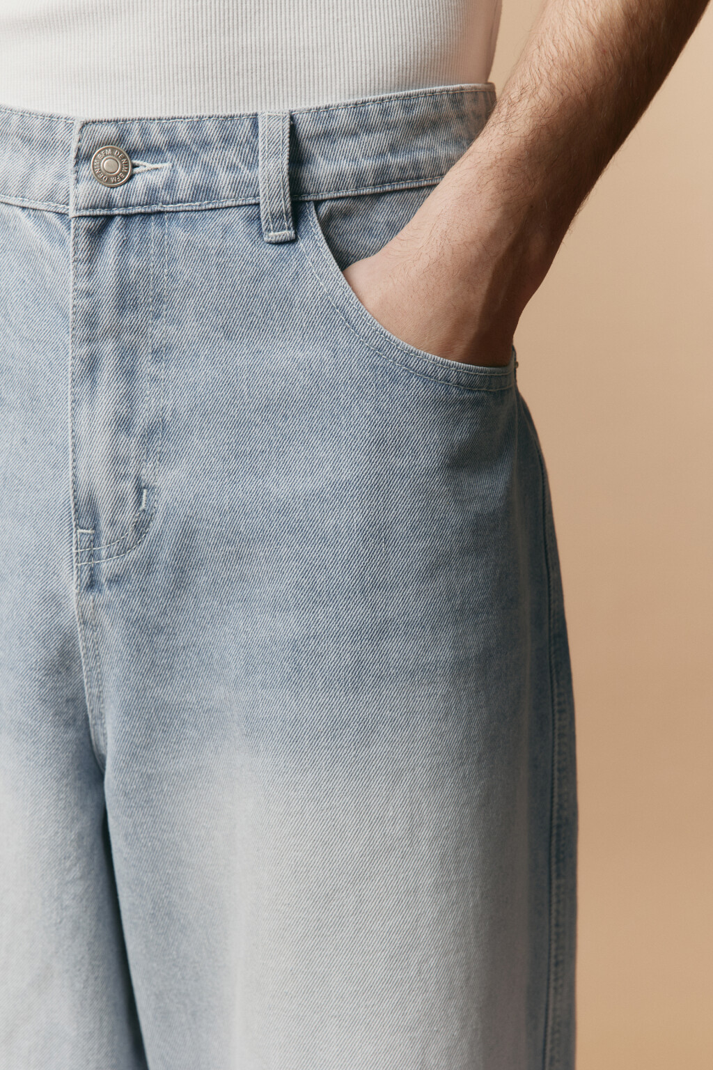 Шорты-бриджи джинсовые с вареным эффектом - цвет голубой - 7