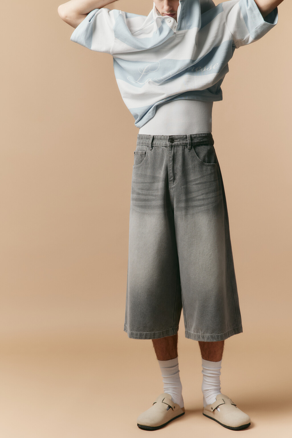 Шорты-бриджи джинсовые с вареным эффектом - цвет серый - 1