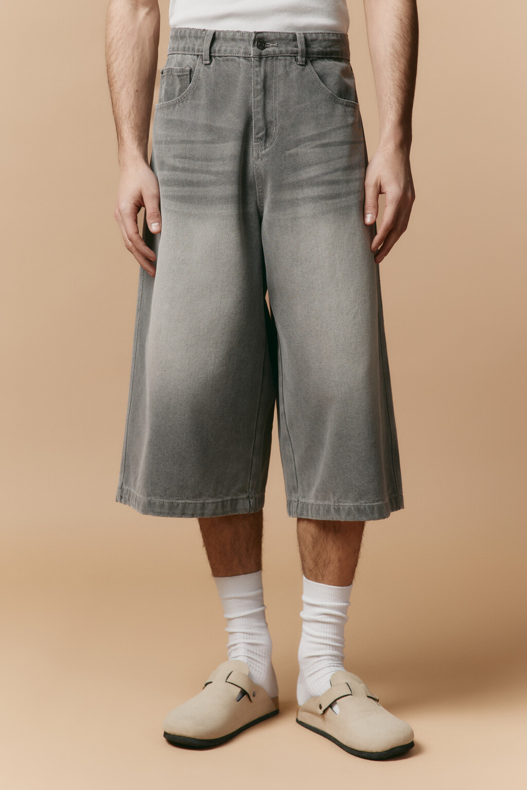 Шорты-бриджи джинсовые с вареным эффектом - цвет серый - 3