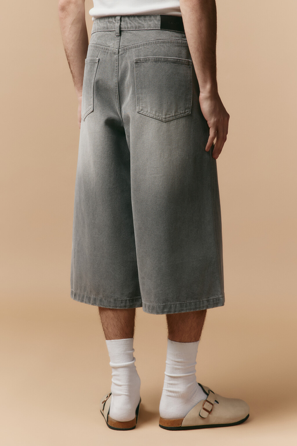 Шорты-бриджи джинсовые с вареным эффектом - цвет серый - 4