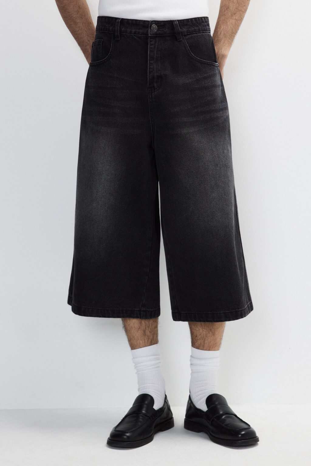 Шорты-бриджи джинсовые с вареным эффектом - цвет серый - 2