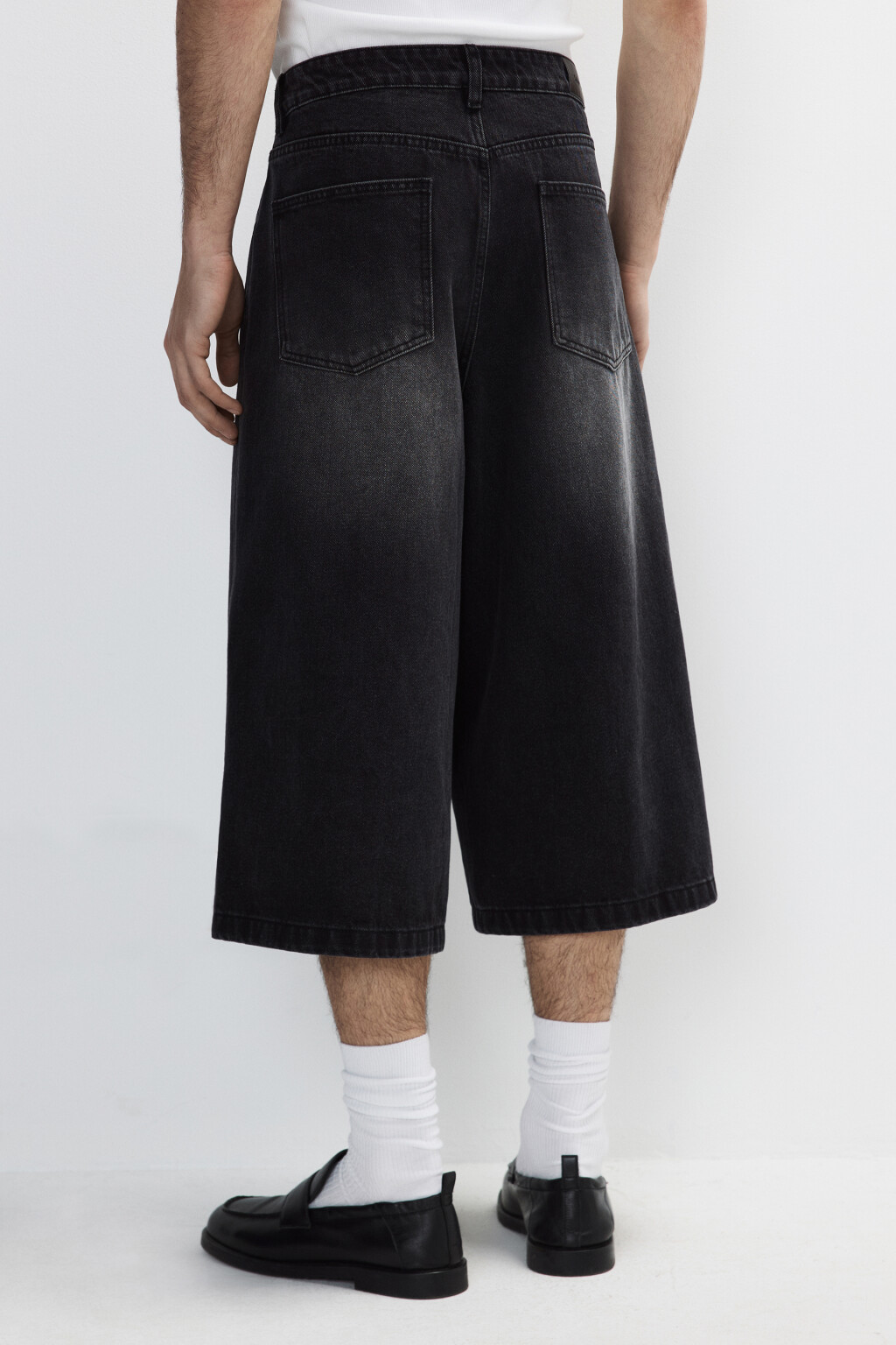 Шорты-бриджи джинсовые с вареным эффектом - цвет серый - 3