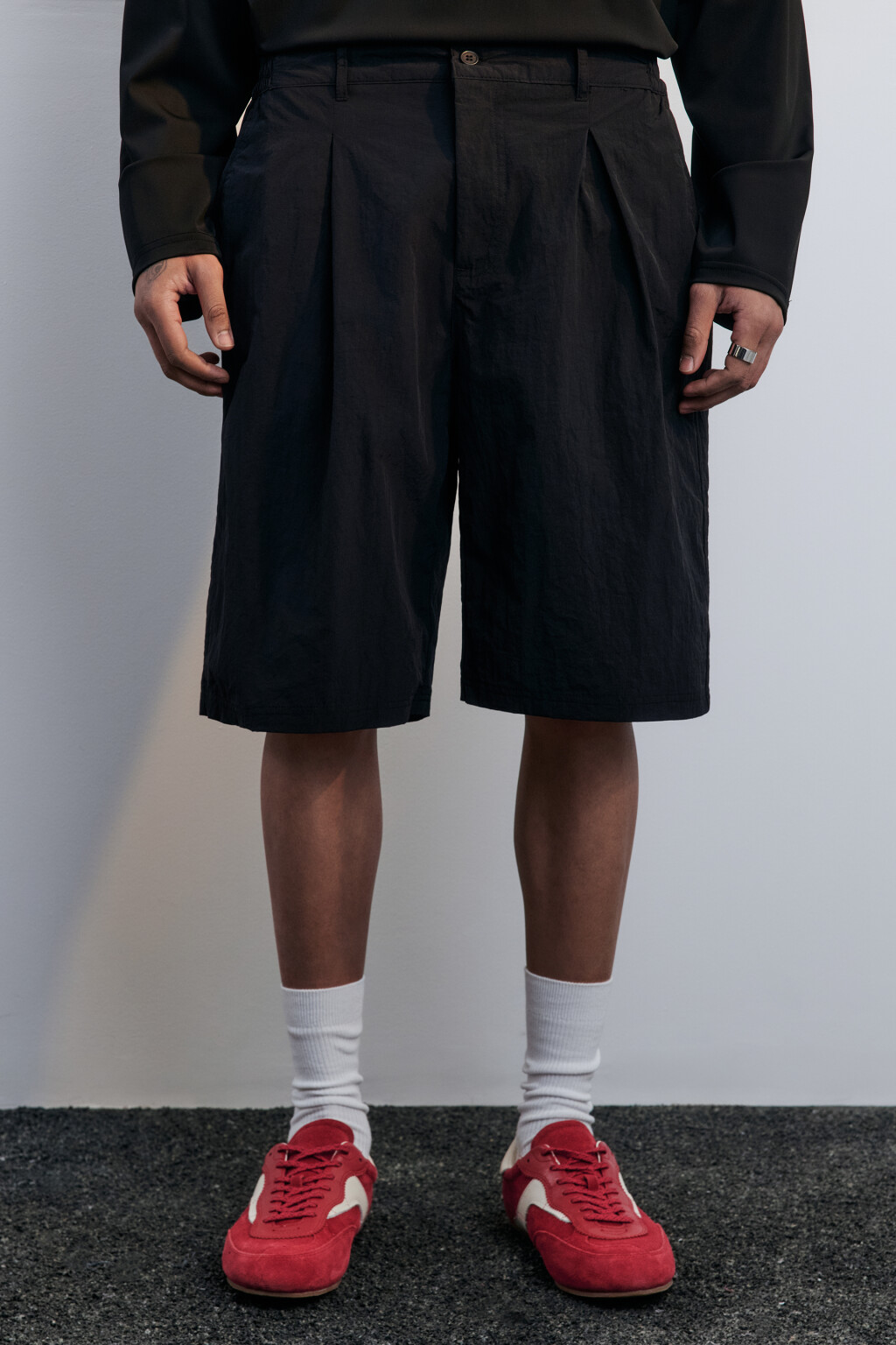 Шорты-бермуды широкие из нейлона - цвет черный - 2