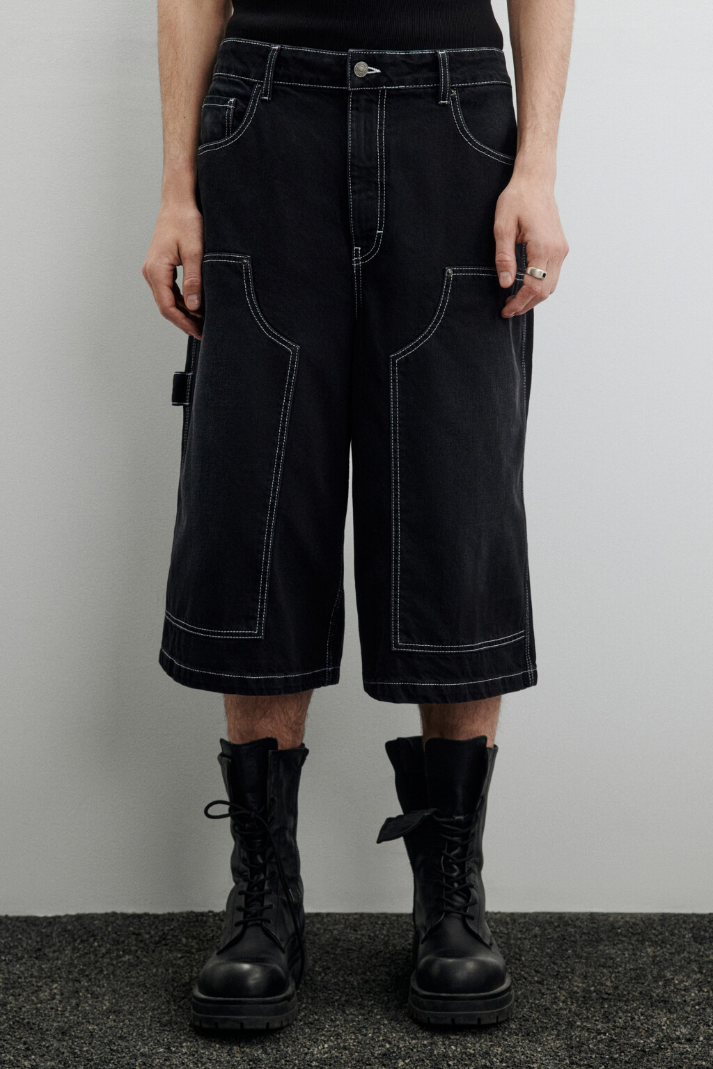 Шорты джинсовые с контрастной прострочкой - цвет черный - 3