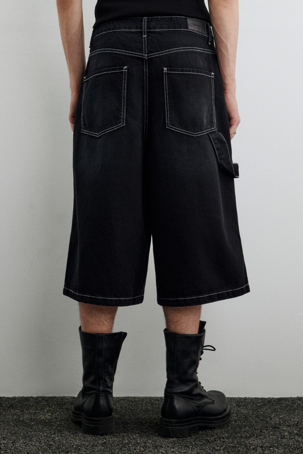 Шорты джинсовые с контрастной прострочкой - цвет черный - 4