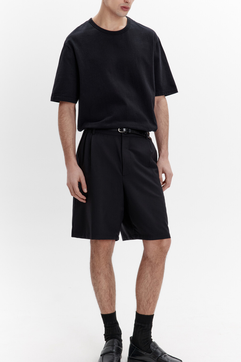 Шорты-бермуды костюмные со складками на поясе - цвет черный - 1