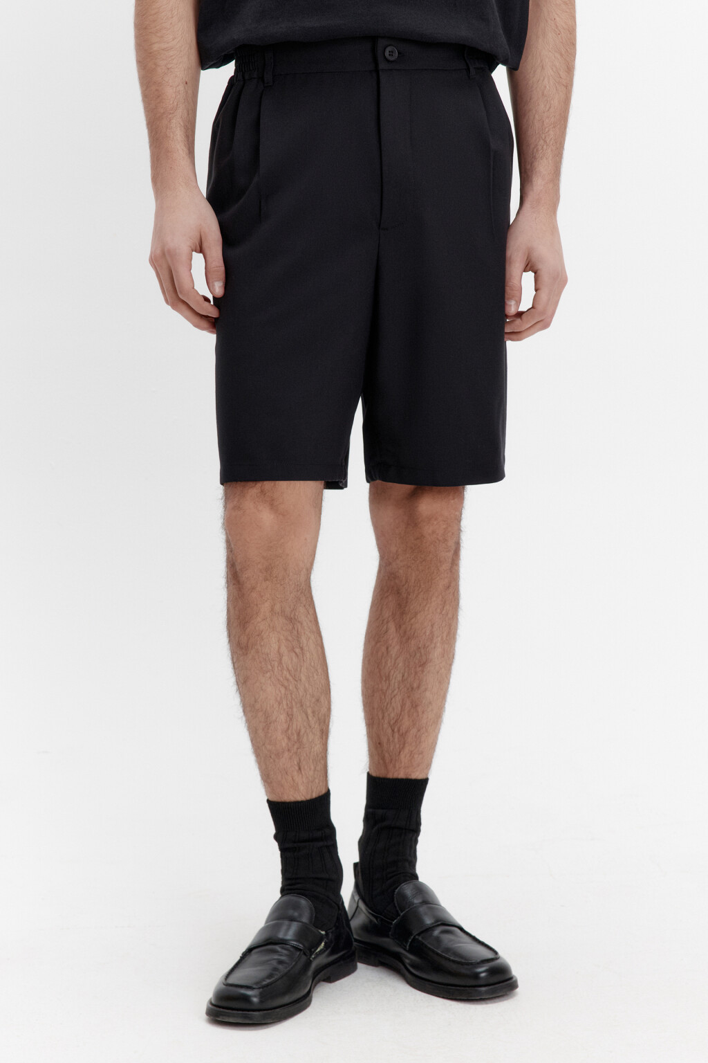 Шорты-бермуды костюмные со складками на поясе - цвет черный - 2
