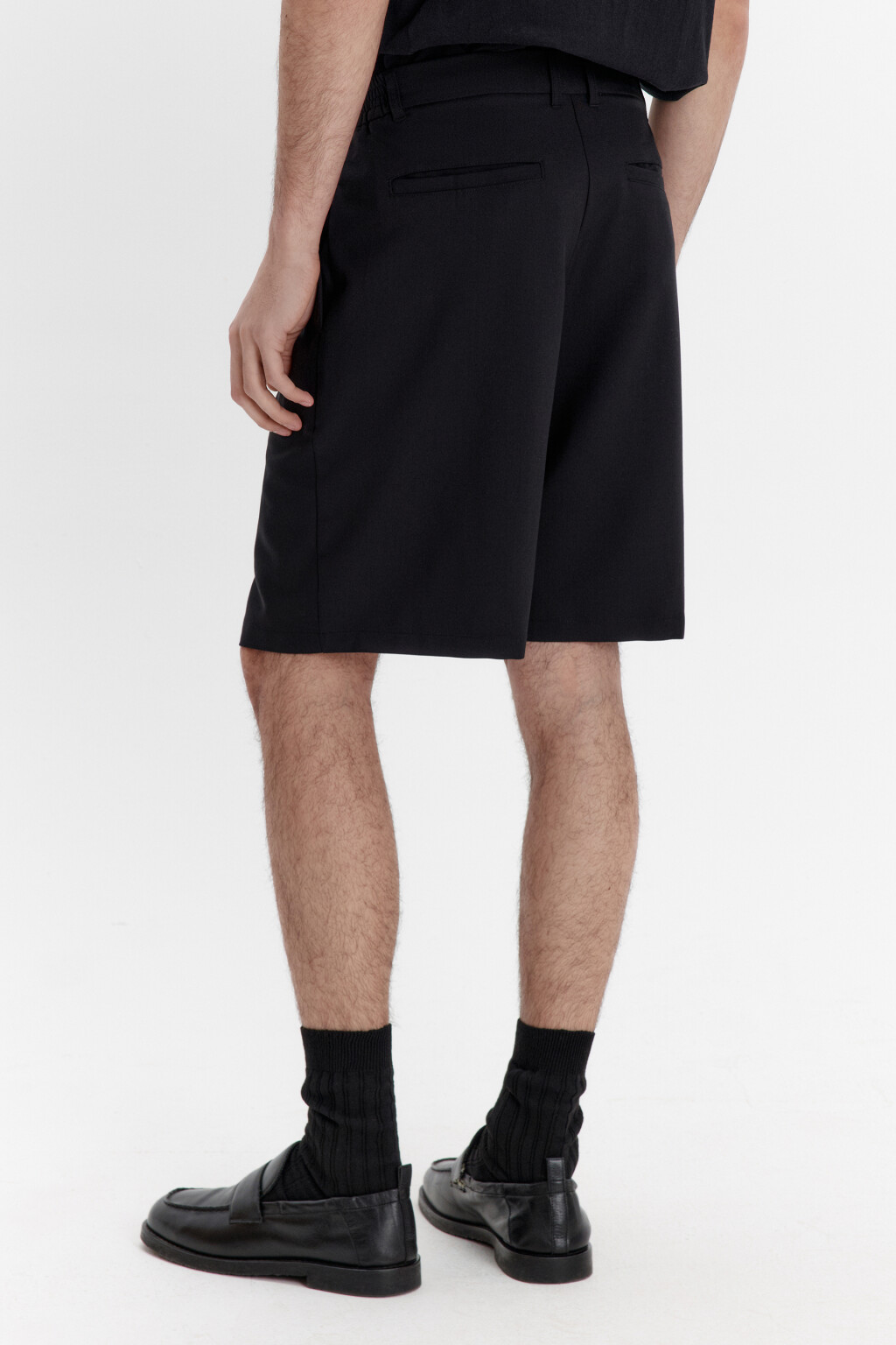 Шорты-бермуды костюмные со складками на поясе - цвет черный - 3